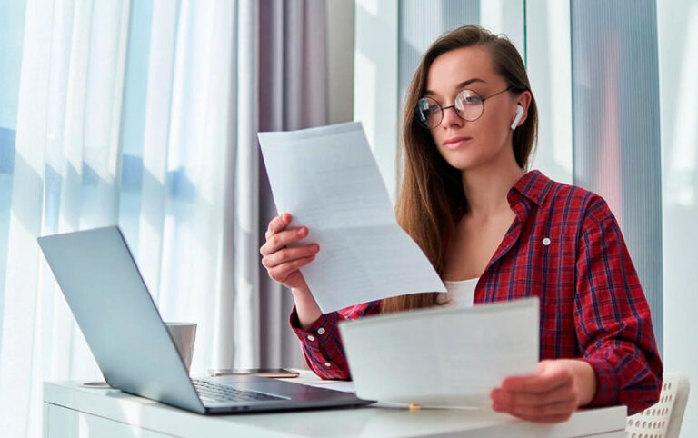 человек изучает юридические документы дома